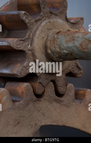 Rusty cogs sur de l'équipement marin à Kimmeridge Bay, Dorset Banque D'Images