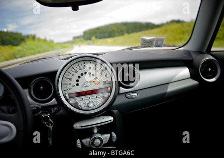 À une vitesse de 200 km/h vue à l'intérieur de l'habitacle de la voiture Banque D'Images