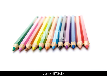 Ligne horizontale de 12 crayons de couleur Banque D'Images