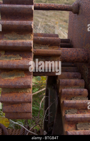 Rusty cogs sur de l'équipement marin à Kimmeridge Bay, Dorset Banque D'Images