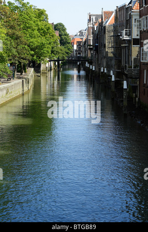 Un canal néerlandais dans la ville de Dordrecht, Hollande méridionale, Pays-Bas Banque D'Images