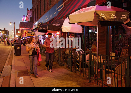 Les gens à l'extérieur ; le vendredi soir/nuit sur Beale Street, le centre-ville de Memphis, Tennessee, États-Unis Banque D'Images