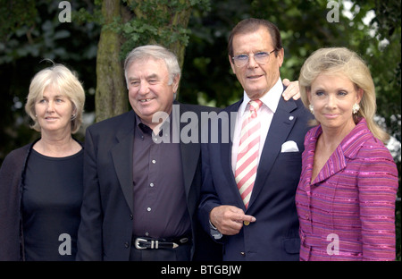 Le comédien JIMMY TARBUCK et épouse, l'acteur Roger Moore et KIKI À THORSTRUP DAVID FROST PARTI à Chelsea, Londres Banque D'Images