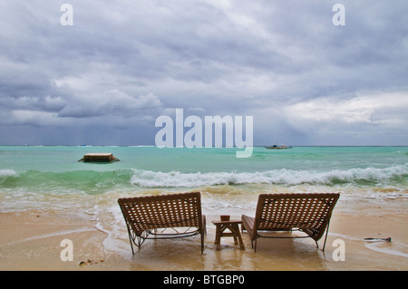Deux Beachbeds sur Rainy Beach avant Storm Banque D'Images
