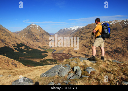 Sur Hillwalker Beinn Maol Chaluim à l'ensemble de Glen Etive à Stob. Broige na Banque D'Images