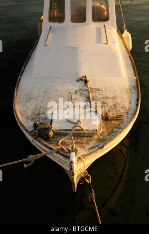 Proue de petit bateau amarré, Silba, Allemagne Banque D'Images