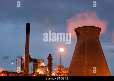 L'Ineos raffinerie de pétrole à Grangemouth, en Ecosse, Royaume-Uni, est responsable de l'émission de carbone. Banque D'Images