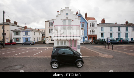 Une très petite chambre sur le front de mer à Aldeburgh écrasés par une voiture Smart garée en face d'elle Banque D'Images