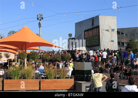 Fans watch Aussie rules football replay finale sur grand écran en Federation Square, Melbourne, Victoria, Australie, Océanie Banque D'Images