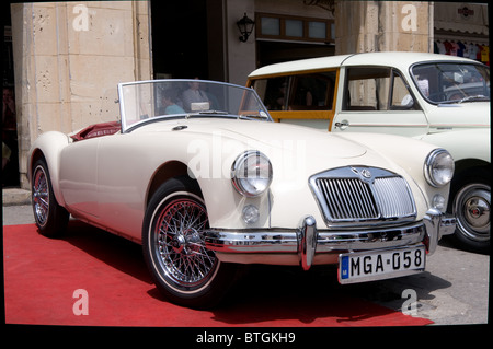 Un MG MGA est sur l'affichage à un salon de voitures à Valletta, Malte. L'écran fait partie de la Grand Prix de La Valette pour voitures classiques Banque D'Images