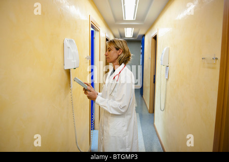 Médecin faisant appel téléphonique dans le medical center Banque D'Images