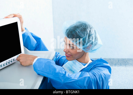 Réglage de chirurgien moniteur en salle d'opération Banque D'Images