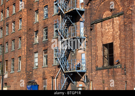 Fire escape pause thé, Oxford Mills, adjacent au canal Ashton, Ashton en vertu de Lyne, Tameside, Greater Manchester, Angleterre, Royaume-Uni. Banque D'Images