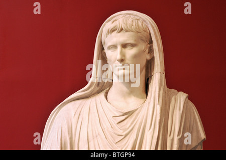 Rome. L'Italie. L'empereur Auguste. Museo Nazionale Romano. Palazzo Massimo. Gaius Julius Caesar Augustus en robe pontificale. Banque D'Images