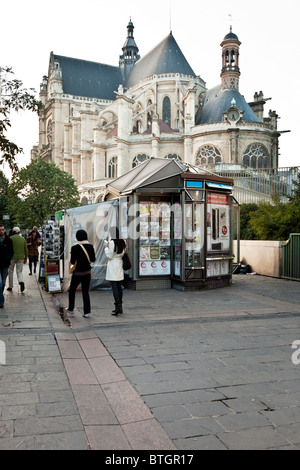 Église gothique historique de Saint Eustache avec arcs-boutants towers derrière un kiosque sur la rue animée rue Rambuteau Banque D'Images