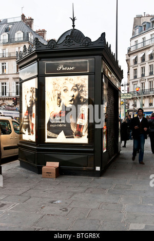 Vintage ancien en fonte décorative kiosque avec Coca Cola annonce publicitaire lumineux sur Rue de l'Amiral de Coligny Paris Banque D'Images