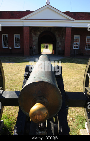 La guerre civile face à canon en laiton entrée douves de Fort Pulaski, Géorgie, Cockspur Island, États-Unis Banque D'Images