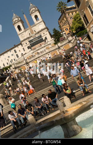 La place d'Espagne. est un ensemble d'étapes à Rome, Italie, de gravir une pente entre la Piazza di Spagna à la base et la Piazza Trinità dei Monti, dominé par la Trinità dei Monti, l'église qui était sous le patronage de Bourbon des rois de France, ci-dessus. Banque D'Images