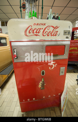 Don Garlits Museum of Classic Automobiles vintage Ocala en Floride machine distributrice Coke Coca Cola Banque D'Images