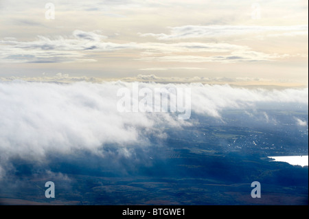 Regardant vers le bas sur les nuages bas au-dessus de l'Amérique du Lancashire tourné à partir de l'air, tôt le matin, dans le Nord de l'Angleterre Banque D'Images