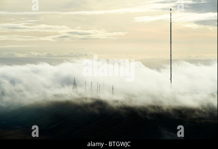 Tôt le matin, des nuages bas autour de la colline d'hiver et Radio satellite mâts, North West England Banque D'Images