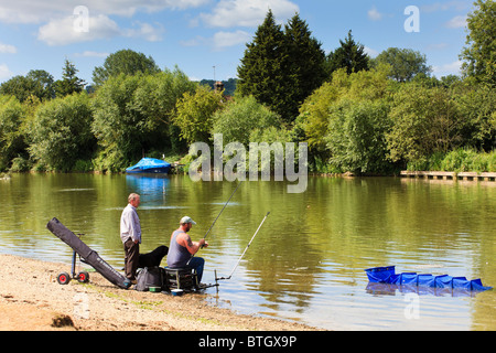 Angler et chien Walker talk sur les rives de la Tamise à Wolvercote, Oxfordshire, UK Banque D'Images