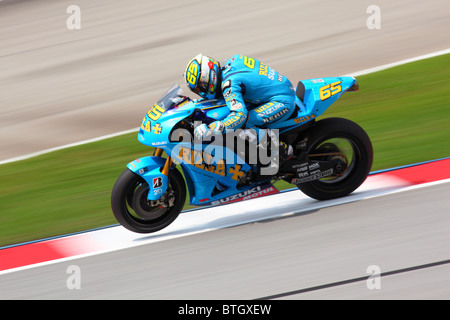 Le MOTOGP coureurs pendant la première session d'essais au Circuit International de Sepang. Banque D'Images