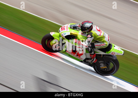 Le MOTOGP coureurs pendant la première session d'essais au Circuit International de Sepang. Banque D'Images