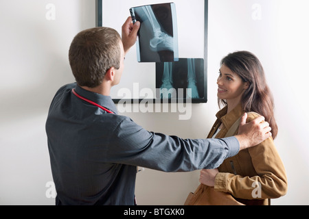 Doctor showing Xray au patient Banque D'Images