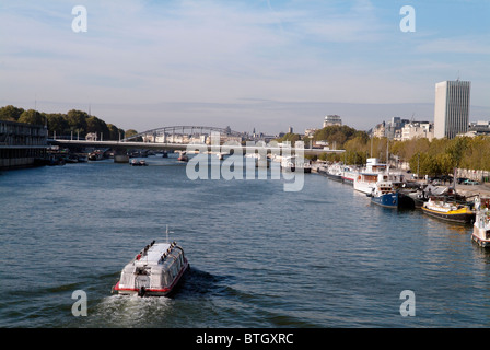 Bateau naviguant sur bateau-mouche sur la Seine, Paris, capitale de la France Banque D'Images