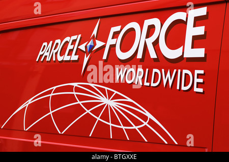 Parcelforce Logo sur un Van, au Royaume-Uni. Banque D'Images