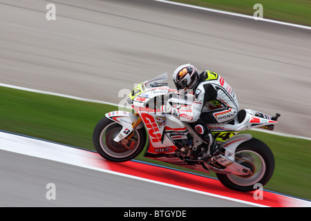 Le MOTOGP coureurs pendant la première session d'essais au Circuit International de Sepang. Banque D'Images