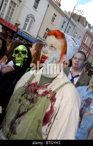 Le Brighton Zombie Walk avec plus de cinq cents personnes habillés comme des zombies dans les rues de Brighton , Royaume-Uni Banque D'Images