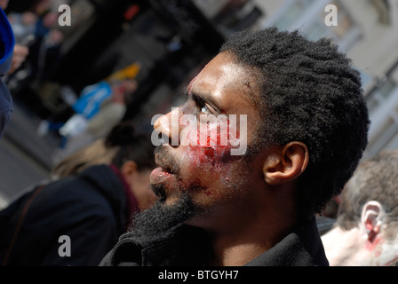 Le Brighton Zombie Walk avec plus de cinq cents personnes habillés comme des zombies dans les rues de Brighton , Royaume-Uni Banque D'Images