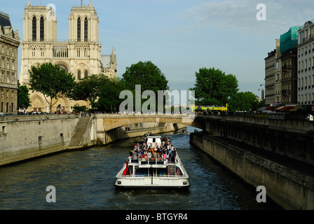 Bateau naviguant sur bateau-mouche sur la Seine, Paris, capitale de la France Banque D'Images