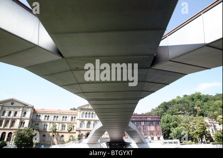 Vue sur le dessous de la Puente Pedro Arrupe, Bilbao, Espagne Banque D'Images