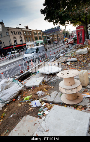 Les matériaux de réparation et d'ordures sur le trottoir, à Londres, en Angleterre. Banque D'Images