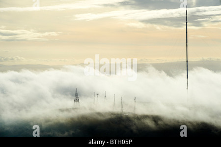 Tôt le matin, des nuages bas autour de la colline d'hiver et Radio satellite mâts, North West England Banque D'Images