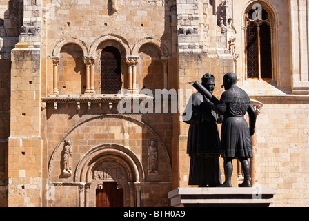 La porte romane pardon 'Puerta del Perdón' de la Basilique St Isidoro dans la ville de León Banque D'Images