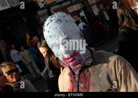 Le Brighton Zombie Walk avec plus de cinq cents personnes habillés comme des zombies dans les rues de Brighton , Royaume-Uni Banque D'Images