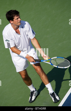 Tim Henman définit pour servir lors d'un match à la Legg Mason Tennis Classic, 31 juillet 2006 à Washington, DC. Banque D'Images