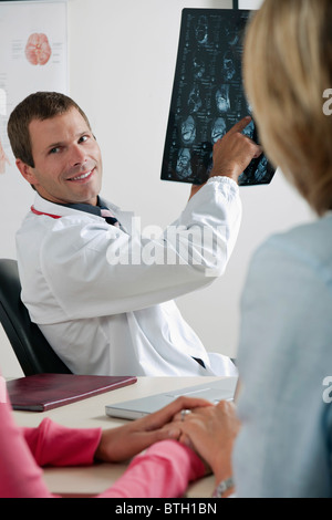 Médecin au patient IRM montrant Banque D'Images