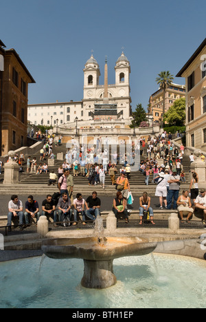 La place d'Espagne. est un ensemble d'étapes à Rome, Italie, de gravir une pente entre la Piazza di Spagna à la base et la Piazza Trinità dei Monti, dominé par la Trinità dei Monti, l'église qui était sous le patronage de Bourbon des rois de France, ci-dessus. Banque D'Images