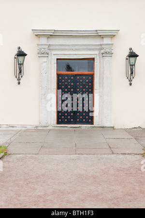 Les portes de fer, d'entrée dans un bâtiment. Lvov, Ukraine Banque D'Images