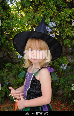 Jeune Fille habillée comme une sorcière pour Halloween, Mijas Costa, Costa del Sol, la province de Malaga, Andalousie, Espagne, Europe de l'Ouest. Banque D'Images