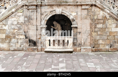 Priant monument ancien dans une grotte. La cour d'église. Lvov, Ukraine Banque D'Images