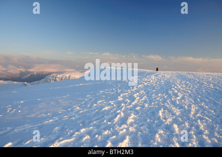 Sommet Helvellyn au crépuscule en hiver dans le Lake District Banque D'Images