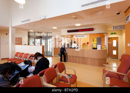 Salle d'attente de réception au Centre médical de Gosport Banque D'Images