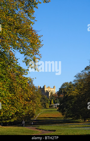 Compte tenu de l'orientation Portrait, Nottingham Wollaton Hall en plein soleil d'automne avec des feuilles Banque D'Images