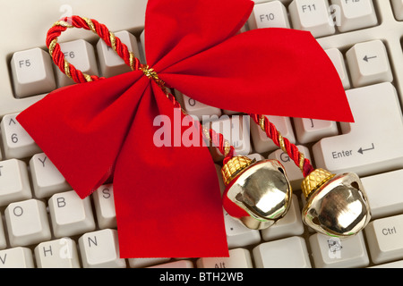 Cloches de Noël, ruban et clavier de l'ordinateur Banque D'Images